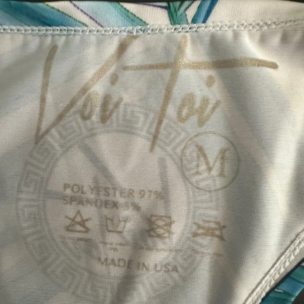Voi Toi Tank Top Medium Gently worn 97% polyester / 3% spandex 21" armpits - Picture 3 of 3